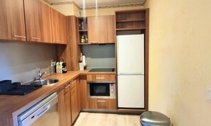 Lemari es, mesin pencuci piring, dan mesin pembuat kopi/teh