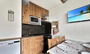 Kühlschrank, Mikrowelle, Ofen, Wasserkocher mit Kaffee-/Teezubehör