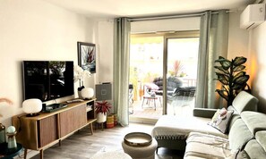 Living area - Apartments for 4 People (Antibes)