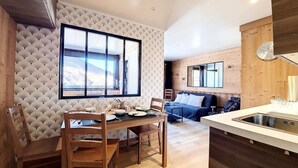 Dining - 2 Rooms Equipped for 4 People (Les Belleville)