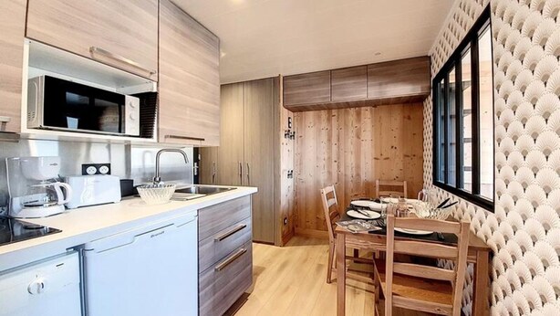 Coffee/tea maker, microwave, dishwasher, electric kettle - 2 Rooms Equipped for 4 People (Les Belleville)