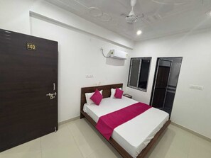 Deluxe Room | Rollaway beds, free WiFi, bed sheets - Hotel Shree Radhe Laxmi (Khatoo)