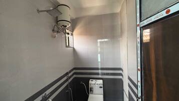 Family Room | Bilik Mandi | Pancuran mandi, kelengkapan dandanan diri percuma, tuala disediakan