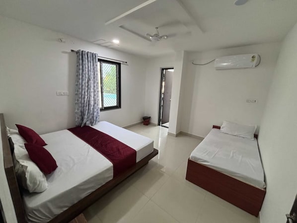 Family Room | Rollaway beds, free WiFi, bed sheets - Hotel Shree Radhe Laxmi (Khatoo)