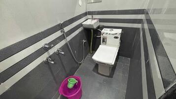 Habitació Deluxe | Bany | Dutxa, articles de tocador gratuïts, tovalloles i sabó