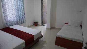 Habitación familiar | Camas supletorias, wifi gratis, ropa de cama