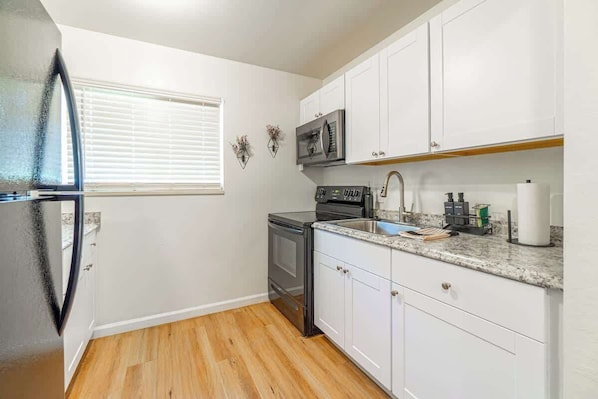 House | 1 bedroom, Internet - Designer Living Pet-friendly UNR 2BR 1BA (Reno)