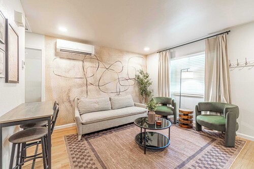 Designer Living Pet-friendly UNR 2BR 1BA
