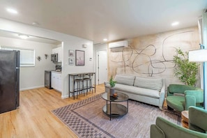 House | 1 bedroom, Internet - Designer Living Pet-friendly UNR 2BR 1BA (Reno)