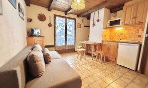 Living area - Apartment in Praz-sur-arly Near Ski Slopes (Crest-Voland)
