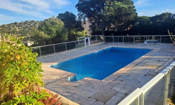 Outdoor pool - Apartment in Sainte-maxime With Pool View (Sainte-Maxime)