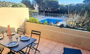 Outdoor dining - Apartment in Sainte-maxime With Pool View (Sainte-Maxime)