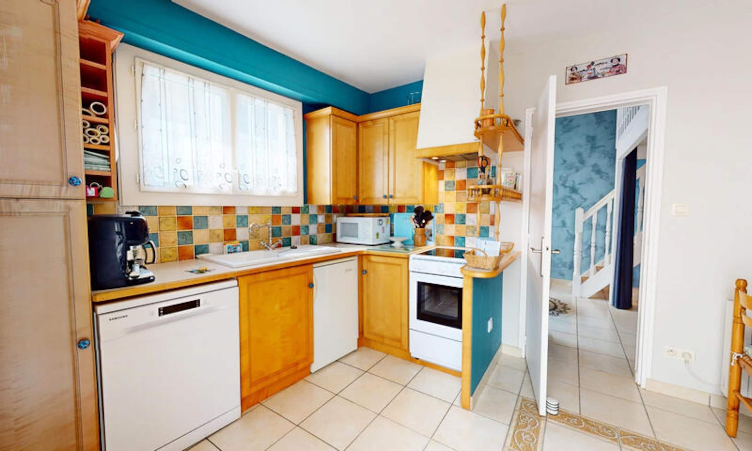 Fridge, microwave, oven, coffee/tea maker