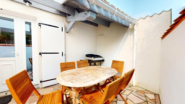 Outdoor dining - House in Saint-gilles Near the Marina (Saint-Gilles-Croix-de-Vie)