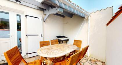 House in Saint-gilles Near the Marina