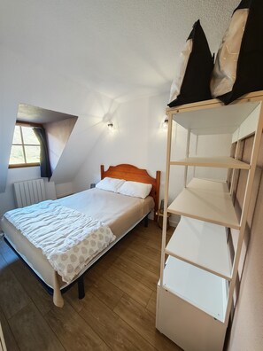 2 bedrooms, travel crib