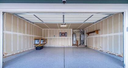 Modern Western Retreat Pet Friendly 4 Bed 2 Bath