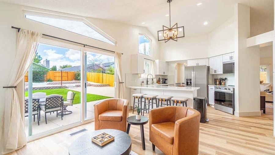 Modern Western Retreat Pet Friendly 4 Bed 2 Bath