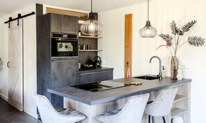 Kühlschrank, Mikrowelle, Wasserkocher mit Kaffee-/Teezubehör