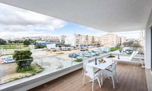 Outdoor dining - Apartments for 4 People (Lagos)
