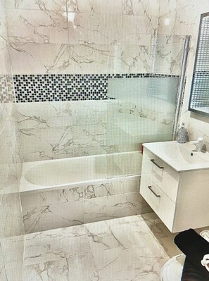 Towels, soap, toilet paper - 2-bedroom apartment in Courmes: Comfort and serenity in the heart of nature (Courmes)