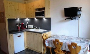 Fridge, microwave, dishwasher, coffee/tea maker - Apartment in Valfrejus Near Ski Lift (Modane)