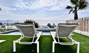 Een binnenzwembad en een buitenzwembad