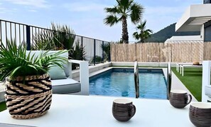 Een binnenzwembad en een buitenzwembad