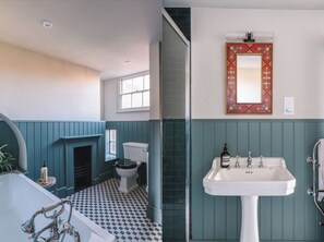 Douche, sèche-cheveux, serviettes fournies, savon