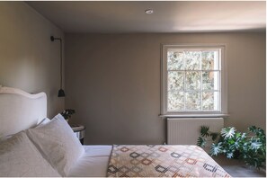 2 habitaciones, tabla de planchar con plancha, wifi y ropa de cama 