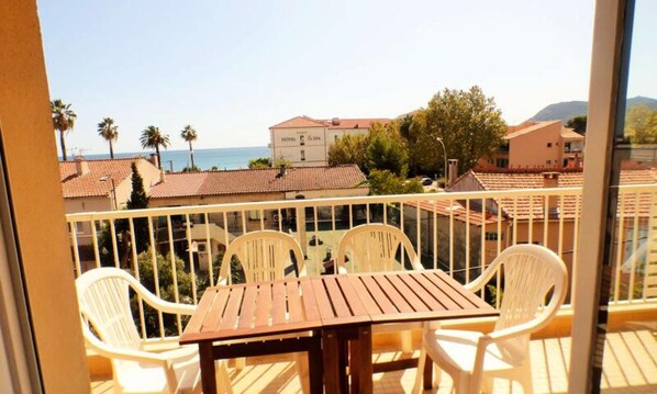 Outdoor dining - Apartment in Les Sablettes With Sea View (La Seyne-sur-Mer)