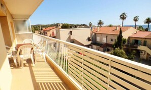 Outdoor dining - Apartment in Les Sablettes With Sea View (La Seyne-sur-Mer)