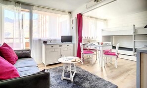 Living area - Renovated Apartment Ski-in/ski-out Access (Les Belleville)
