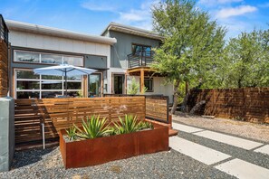 House | 3 bedrooms, desk, Internet - Contemporary 3BR Country Gem Swim Spa Fire Pit (Dripping Springs)