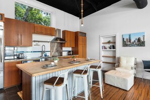 3 habitaciones, escritorio y acceso a internet 