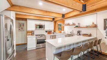 Suite | 4 bedrooms, Internet