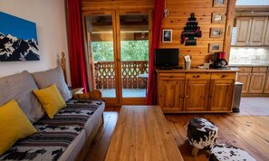Living area - Apartments for 6 People (Les Allues)