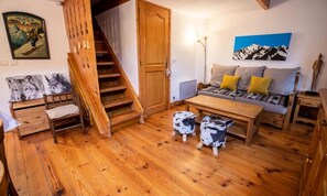 Living area - Apartments for 6 People (Les Allues)