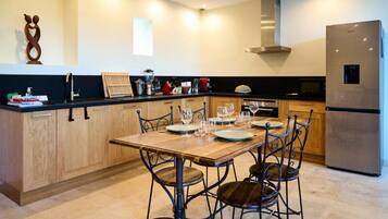 Fridge, microwave, oven, coffee/tea maker