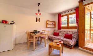 Living area - Bright Apartment Direct Access to the Slopes Balcony With Slope Views (Les Belleville)
