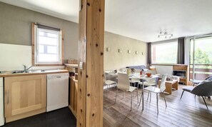 Dining - Spacious, Renovated Apartment Central Location Balcony (Les Belleville)