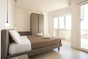 2 عدّة غرف نوم وملاءات أسرّة