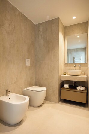 مجففات شعر، مناشف، ورق حمّام