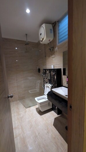 Amenidades de baño gratuitas, secadora de cabello, toallas, jabón 