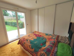 1 bedroom, desk, iron/ironing board, free WiFi - Apartment with terrace and private garden (L'Haÿ-les-Roses)