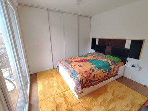 1 bedroom, desk, iron/ironing board, free WiFi - Apartment with terrace and private garden (L'Haÿ-les-Roses)