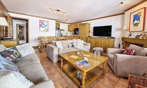 Fireplace - Spacious Apartment Ski-in/ski-out Access Southwest-facing Balcony (Les Belleville)