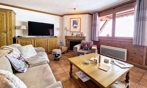 Fireplace - Spacious Apartment Ski-in/ski-out Access Southwest-facing Balcony (Les Belleville)