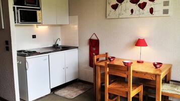 Fridge, microwave, oven, coffee/tea maker