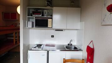 Apartemen | Dapur pribadi | Lemari es, microwave, oven, dan mesin pembuat kopi/teh